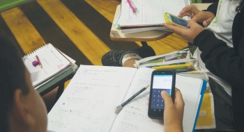 Mais de 70% dos alunos do ensino médio usam celular nas atividades escolares